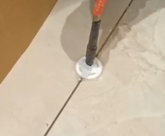 武功瓷砖空鼓维修公司专业解答瓷砖在铺贴过程中，如果没有涂抹均匀到位的粘结材料（如水泥砂浆或瓷砖胶），可能会导致以下问题